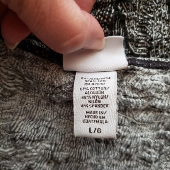 Jaclyn Smith Blouse Black White Floral Stretchy Wavy Bottom Short Sleeves Size L - Picture 5 of 12